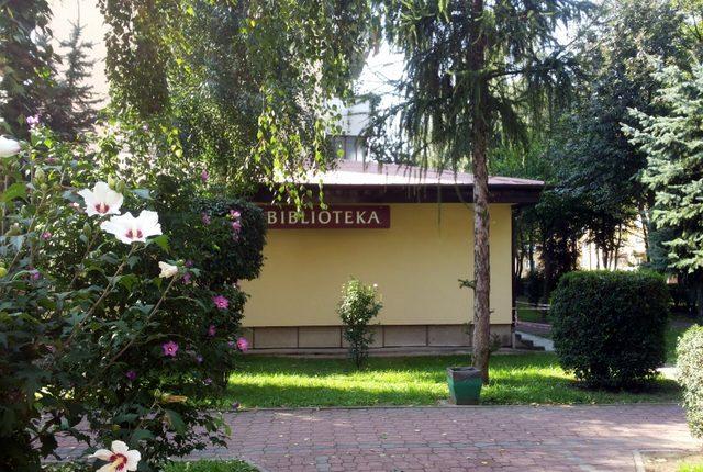 Parterowy budynek biblioteki
