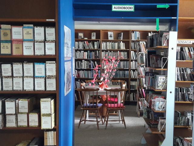 Wnętrze biblioteki z widoczną czytelnią i regałami