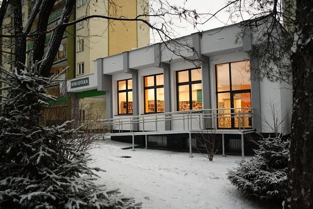 Budynek biblioteki od strony podjazdu dla niepełnosprawnych
