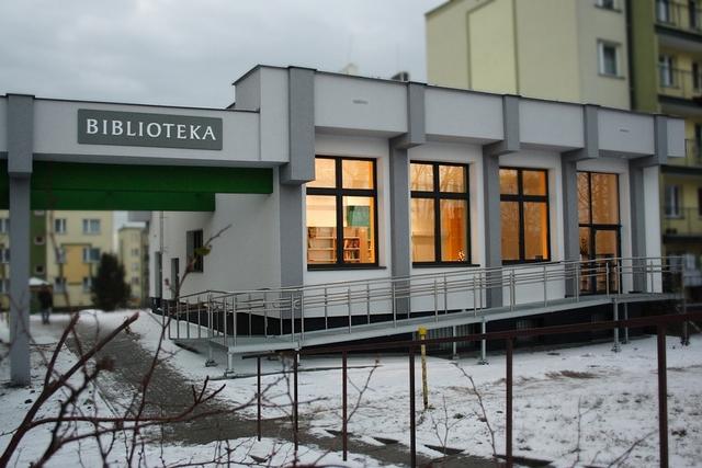 Budynek biblioteki od strony podjazdu dla niepełnosprawnych