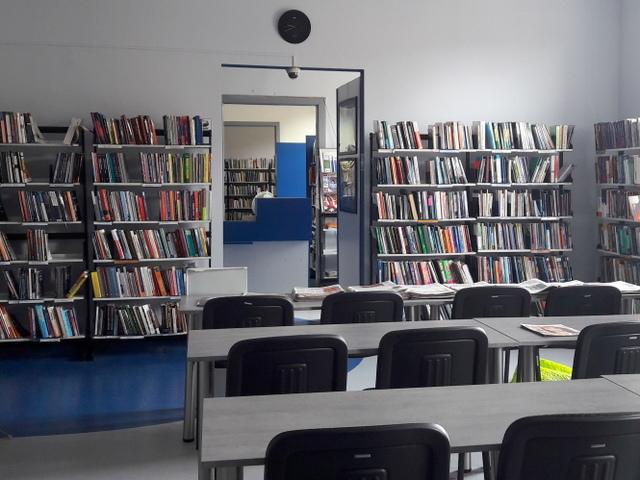 Widok od strony stolików dla czytelników na wejście do pracowni i stanowisko do obsługi czytelnika.