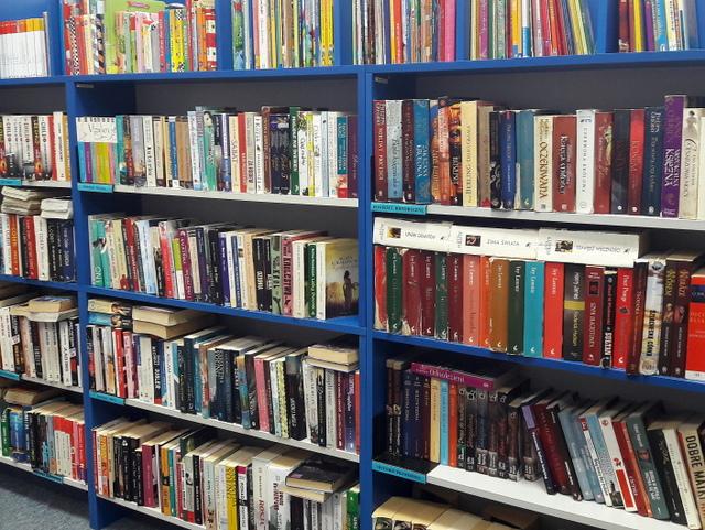 Widok na regały z książkami.