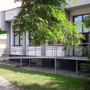 Widok na bibliotekę od strony podjazdu dla wózków.