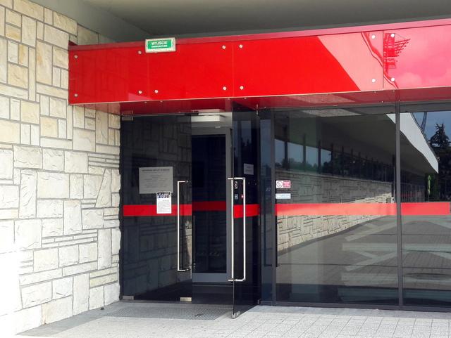 Wejście do Centrum Sztuki Mościce i biblioteki.