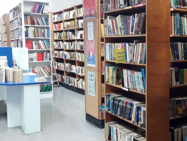 Regały z książkami oraz fragment lady do obsługi czytelnika.