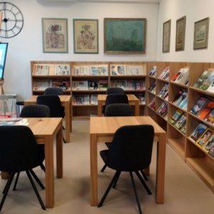 Stoliki i regały na czasopisma w Czytelni Czasopism Bieżących