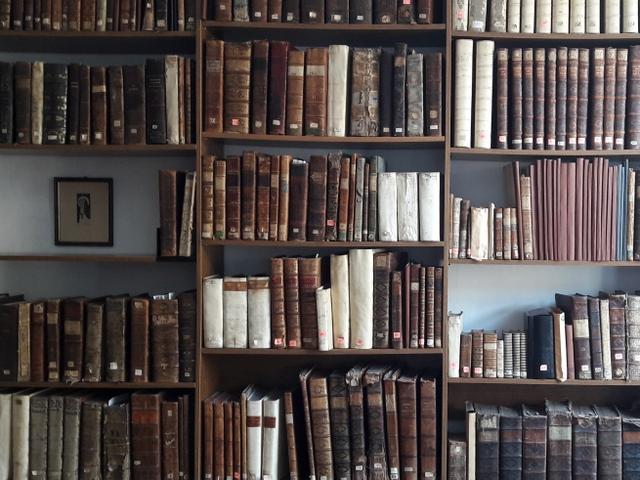 Regały ze starymi drukami