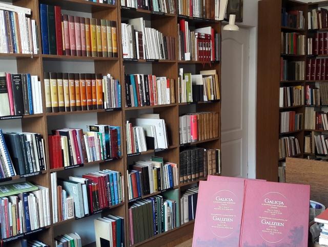 Regały z księgozbiorem podręcznym.