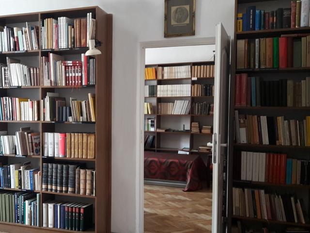 Fragment działu z widokiem na regały z książkami