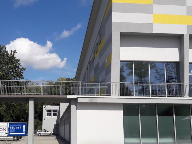 Widok na budynek Hali Sportowo-Widowiskowej. Z lewej strony wejście do biblioteki.