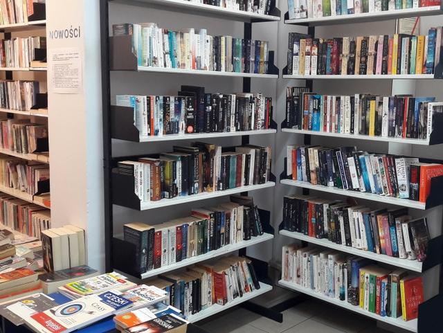 Widok na regały z książkami