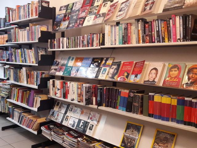 Regały z książkami i czasopismami w językach obcych