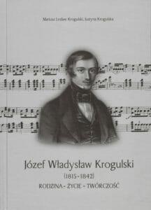 Na tle nut postać mężczyzny z gładko zaczesanymi włosami i strojem z epoki