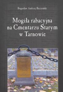 Na okładce fragment ogrodzenia łańcuchowego grobowca ze słupkiem i tablicą Na niej napis Mogiła Ofiar Rabacji, pod spodem nieczytelny tekst.