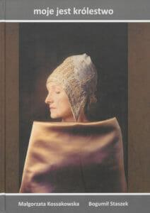 Na okładce postać kobieca w bogato haftowanym czepcu od szyi zakryta fragmentem sztywnego materiału