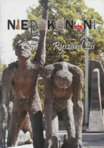 Fragment rzeźby z dwiema nagimi postaciami na kolanach Jedna z nich ma uniesioną do góry lewą rękę, druga ma opuszczoną głowę i ręce opiarte na ziemi W tle miecz i obelisk z napisami