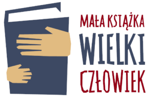 Logo projektu. Po lewej stronie zamknięta granatowa książka z dłonią dziecka i dorosłego, po prawej stronie napis Mała Książka Wielki Człowiek