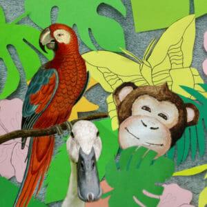 Na tle zielonych egzotycznych liści kolorowa papuga, głowa małpki i kaczki