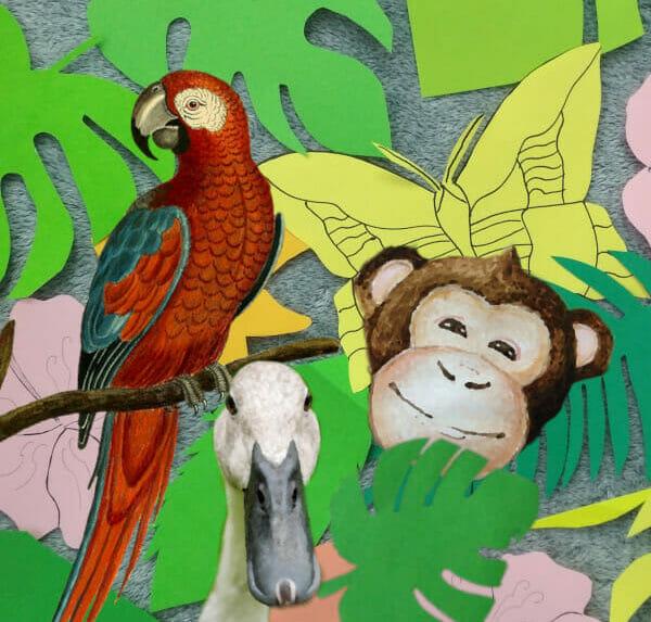 Na tle zielonych egzotycznych liści kolorowa papuga, głowa małpki i kaczki