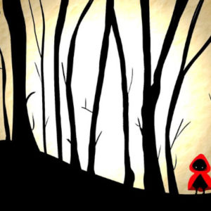 Na rozświetlonym centralnie tle czarne pnie drzew. W prawym dolnym rogu mała sylwetka w czerwonej pelerynie.