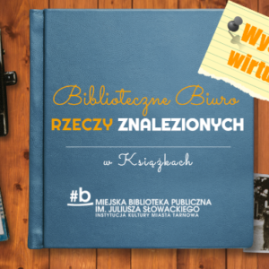 Na środku drewnianego blatu książka z tytułem wystawy, po jej obu stronach stare fotografie i aparat fotograficzny. Pinezką przypieta karteczka - wystawa wirtualna