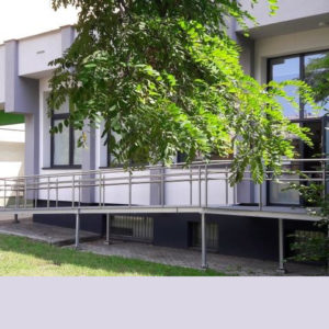 Widok na bibliotekę od strony podjazdu dla wózków.