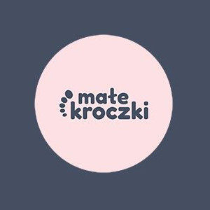 różowy okrąg na szarym tle z napisem "małe kroczki"