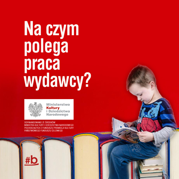 Chłopiec trzymający otwartą książkę. Obok niego rząd grubych woluminów