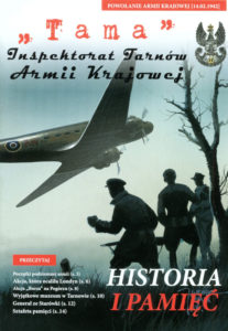 Nisko lecący samolot i sylwetki trzech żołnierzy