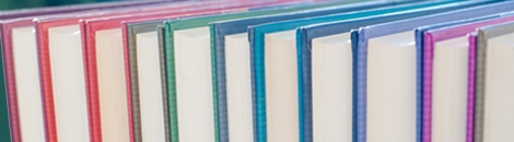 Rząd książek z brzegami kolorowych okładek