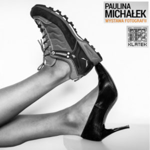 Czarno-biała fotografia damskich stóp w różnych butach: szpilkach i adidasach