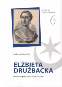 Czarno-biały portret kobiety w wydekoltowanej sukni i gładko zaczesanymi włosami