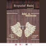 Anielskie krzydła po obu stronach zamkniętej drewnianej bramy