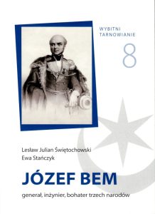 Mężczyzna pozujący do portretu. Na ramiona ma zarzucony płaszcz