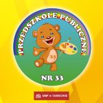 Rysunek roześmianego misia z paletą i pędzlem w łapce, oraz liczbą 33 na brzuszku