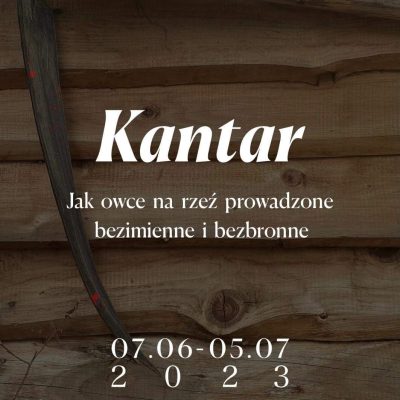 Plakat w ciemnobrązowej tonacji, w tle leżąca kosa