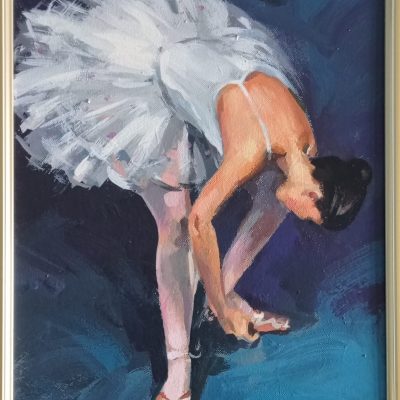 Baletnica w klasycznym stroju schyla się i poprawia puenty