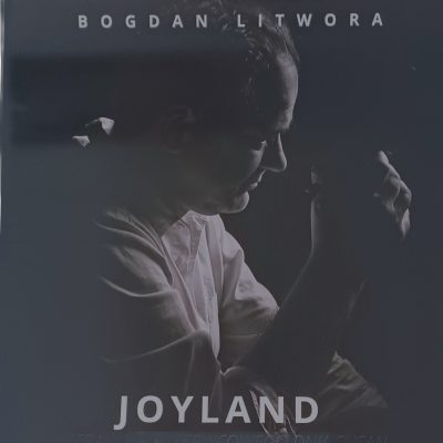 Niewyraźna fotografia profilu mężczyzny