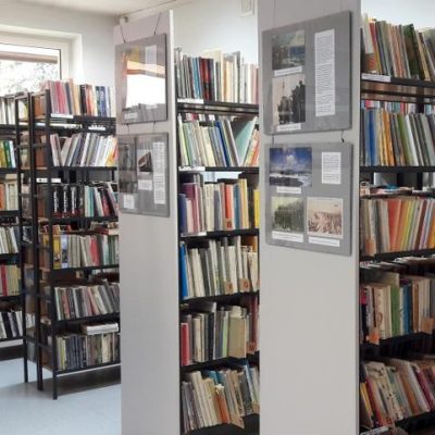 Widok na fragment działu z regałami.