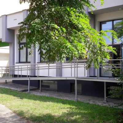 Widok na bibliotekę od strony podjazdu dla wózków.