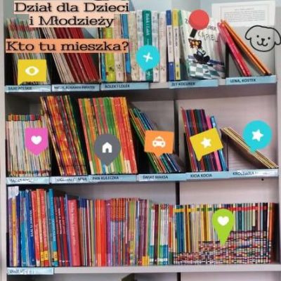 Regał z książkami. W lewym rogu napis Dział dla Dzieci i Młodzieży "Kto tu mieszka". Na książkach kolorowe ikonki-podpowiedzi.