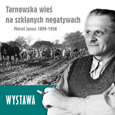 Mężczyzna w wełnianej kamizelce, w tle konie i ludzie przy pracach polowych
