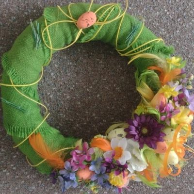 Zielony wieniec ozdobiony kwiatami