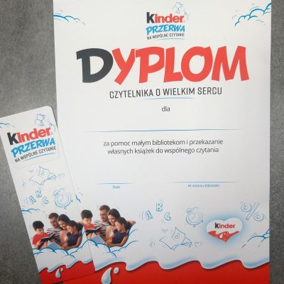Dyplom Czytelnika o Wielkim Sercu. Na środku napis Kinder Przerwa na wspólne czytanie. Pod spodem: Dyplom czytelnika o wielkim sercu za pomoc małym bibliotekom i przekazanie własnych książek do wspólnego czytania. Obok dyplomu zakładka do książki ilustrująca akcję.