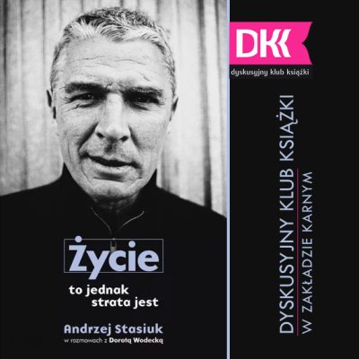 Andrzej Stasiuk w rozmowie z Dorotą Wodecką: „Życie to jednak strata jest” Czarno-biała fotografia lekko uśmiechniętego dojrzałego mężczyzny