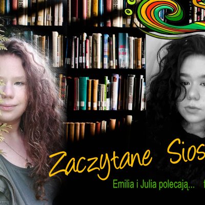 Na tle regał ow z książkami dwie dziewczyny z długimi pofalowanymi włosami.