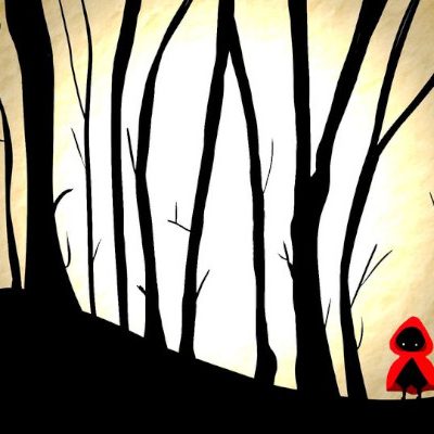 Na rozświetlonym centralnie tle czarne pnie drzew. W prawym dolnym rogu mała sylwetka w czerwonej pelerynie.