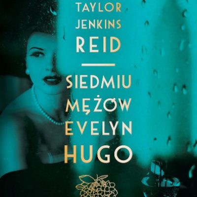 Taylor Jenkins Reid : Siedmiu mężów Evelyn Hugo Okładka książki: utrzymana w czarnej i zielononiebieskiej tonacji z wyłaniającą się sylwetką kobiety z odsłoniętymi ramionami i perłami na szyi.